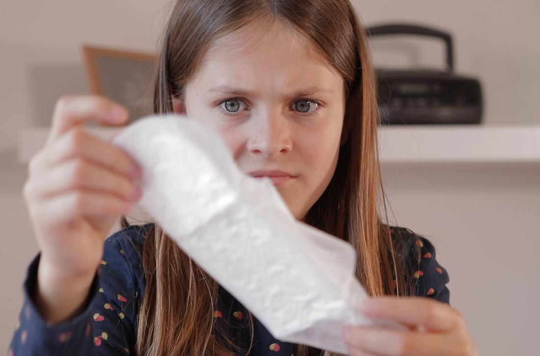 fille qui tiens une serviette hygienique dans les mains premieres regles fille qui tiens une serviette hygienique dans les mains premieres regles